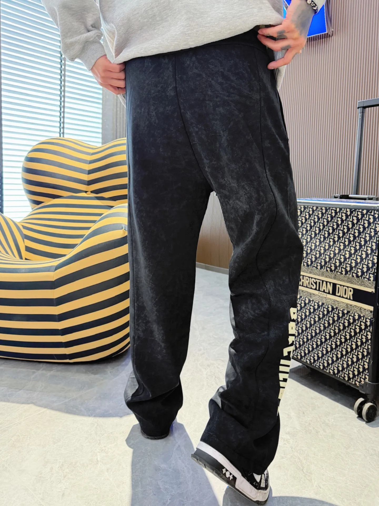 Balenciaga 🆕2026 Autumn and Winter New Arrival Casual Pants! 🎁On sale simultaneously on the official website. Brand Classic LOGO casual pants, customized fabrics, excellent comfort and strong touch. Highly recognisable, perfect appearance and craftsmanship. Size:M-3XL